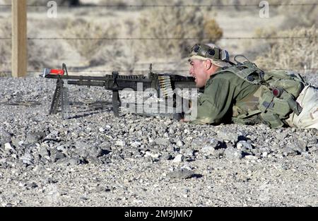 030117-F-1789V-010. [Complete] Szene Caption: US Air Force (USAF) STAFF Sergeant (SSGT) Corey Connor, Ausbilder, Air Base Defense School, 99. Bodengefechtsstaffel (GCTS), Indian Springs Air Force Auxiliary Air Field (AAF), Nevada (NV), Erwidert das Feuer und gibt sich als Gegner aus, der während eines Silver Flag Alpha Trainings versucht, einen nach vorne ausgesetzten Luftwaffenstützpunkt zu infiltrieren. SSGT Connor trägt ein Multiple Integrated Laser Engagement System (MILES), das erkennt, ob die Verteidiger ihn getroffen haben. Außerdem ist er mit einer universellen Saco 7,62 mm M60 Maschinenpistole mit MEILEN-Anbaugeräten ausgerüstet. Der Zug 99. GCTS Stockfoto