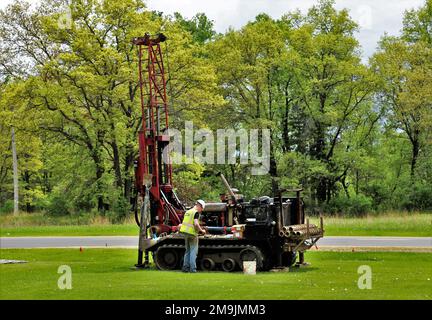 Bauunternehmer verwenden eine Bohrmaschine zur Entnahme von Bodenproben am 19. Mai 2022 für zukünftige Bauprojekte in Fort McCoy, Wisconsin. Die Arbeiten wurden in der Nähe von McCoy's Community Center in der Kantonationsgegend von Fort McCoy abgeschlossen. Diese Arbeit wird vom Fort McCoy-Direktorat für öffentliche Arbeiten koordiniert. Stockfoto