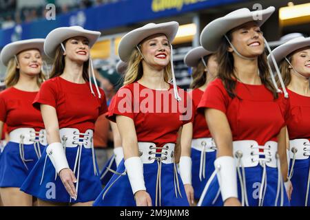 Die Kilgore Rangerettes, das weltweit bekannteste College-Übungsteam, stellen sich für ihre Auftritte vor dem Spiel während der Goodyear Cotton Bowl Clas 87. auf Stockfoto