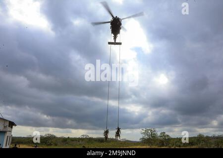 Mitglieder der 7. Special Forces Group (Airborne) führen zusammen mit ihren Partnern der ecuadorianischen Special Forces am 20. Mai 2 2022 eine vertikale Seilextraktion („VERTEX“) aus einem MH-60 Blackhawk in Manta (Ecuador) durch. Die ecuadorianischen Streitkräfte und die US-Streitkräfte führen ab Mai 6-27 einen routinemäßigen militärischen Austausch zwischen den Städten Manta und Latacunga durch. Bilaterale Austauschmaßnahmen ermöglichen es beiden Militärs, die taktische Bereitschaft für künftige Einsätze zu stärken, die Bereitschaft aufrechtzuerhalten und das fortgesetzte Engagement bei der Reaktion auf sich abzeichnende Sicherheitskrisen und Naturkatastrophen zu unterstützen. (USA Militärfotos von Staff Matthew Grif Stockfoto