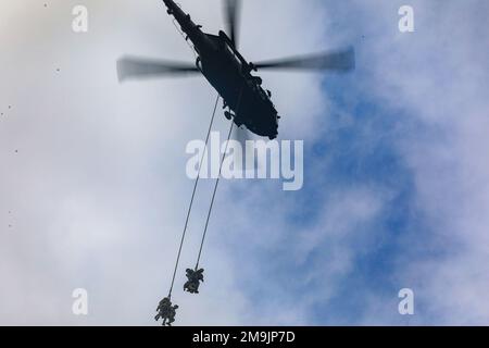 Mitglieder der 7. Special Forces Group (Airborne) führen zusammen mit ihren Partnern der ecuadorianischen Special Forces am 20. Mai 2 2022 eine vertikale Seilextraktion („VERTEX“) aus einem MH-60 Blackhawk in Manta (Ecuador) durch. Die ecuadorianischen Streitkräfte und die US-Streitkräfte führen ab Mai 6-27 einen routinemäßigen militärischen Austausch zwischen den Städten Manta und Latacunga durch. Bilaterale Austauschmaßnahmen ermöglichen es beiden Militärs, die taktische Bereitschaft für künftige Einsätze zu stärken, die Bereitschaft aufrechtzuerhalten und das fortgesetzte Engagement bei der Reaktion auf sich abzeichnende Sicherheitskrisen und Naturkatastrophen zu unterstützen. (USA Militärfotos von Staff Matthew Grif Stockfoto