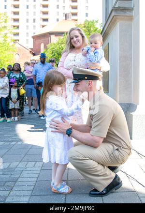 NEWPORT NEWS, VA (19. Mai 2022) – Master Chief Hull Maintenance Technician David Leonard, dem Flugzeugträger der Nimitz-Klasse USS George Washington (CVN 73) zugewiesen, erhält Deckung von Tochter Emma Leonard am Victory Arch in Newport News, Virginia George Washington wird bei Newport News Shipyard den Tankkomplex überholen (RCOH). RCOH ist ein mehrjähriges Projekt, das nur einmal während der 50-jährigen Lebensdauer eines Frachtführers durchgeführt wird und das Betanken der beiden Kernreaktoren des Schiffs sowie umfangreiche Reparaturen, Aufrüstungen und Modernisierungen umfasst. Stockfoto