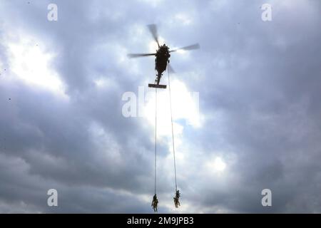 Mitglieder der 7. Special Forces Group (Airborne) führen zusammen mit ihren Partnern der ecuadorianischen Special Forces am 20. Mai 2 2022 eine vertikale Seilextraktion („VERTEX“) aus einem MH-60 Blackhawk in Manta (Ecuador) durch. Die ecuadorianischen Streitkräfte und die US-Streitkräfte führen ab Mai 6-27 einen routinemäßigen militärischen Austausch zwischen den Städten Manta und Latacunga durch. Bilaterale Austauschmaßnahmen ermöglichen es beiden Militärs, die taktische Bereitschaft für künftige Einsätze zu stärken, die Bereitschaft aufrechtzuerhalten und das fortgesetzte Engagement bei der Reaktion auf sich abzeichnende Sicherheitskrisen und Naturkatastrophen zu unterstützen. (USA Militärfotos von Staff Matthew Grif Stockfoto