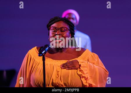 Nia Drummond, Voice tritt mit Samora Pinderhughes auf: Multimediapräsentation „Trauer und Prozess“ während des Winter JazzFest in Westbeth, präsentiert von The Kitchen in New York am 17. Januar 2023 Stockfoto