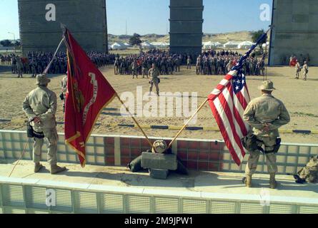 Mitarbeiter des US Marine Corps (USMC), die der 1. Marine Division zugewiesen sind, versammeln sich in Paradeformation im Camp Commando, Kuwait, während sie auf die Ankunft des General (GEN) der US-Armee (USA) Tommy Franks, Befehlshaber des US-Zentralkommandos (CENTCOM) während der Operation DAUERHAFTE FREIHEIT warten. Einsatzgebiet/Serie: STÜTZPUNKT DER DAUERHAFTEN FREIHEIT: Camp Commando Country: Kuwait (KWT) Stockfoto