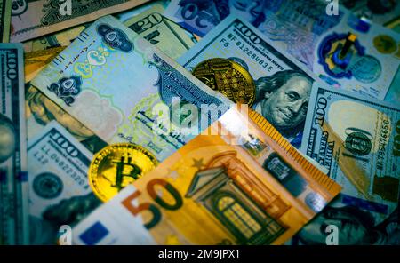 euro-Banknoten und -Münzen, Dollar-Banknoten mit Bitmünzen, Dirham mit Bitmünzen Stockfoto