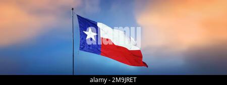 Texas-Flagge gegen den Himmel bei Sonnenuntergang Stockfoto