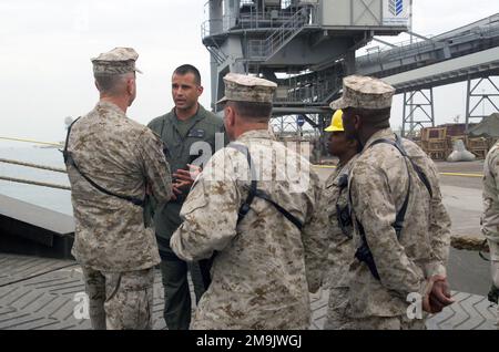 CHIEF Warrant Officer zweiter Klasse DES US Marine Corps (USMC) (CWO2) Keith Luzbetak gibt Generalmajor (MGEN) James Amos über die Vorpositionierung von Schiffen an Bord des Küstenwacheschiffs, Major (MAJ) Stephen W. Pless, im Hafen von Shuaiba, Kuwait, zur Unterstützung der Operation DAUERHAFTE FREIHEIT. Einsatzgebiet/Serie: STÜTZPUNKT DER DAUERHAFTEN FREIHEIT: Luftwaffenstützpunkt Ahmed Al Jaber Bundesstaat: Al-Ahmadi Land: Kuwait (KWT) Stockfoto