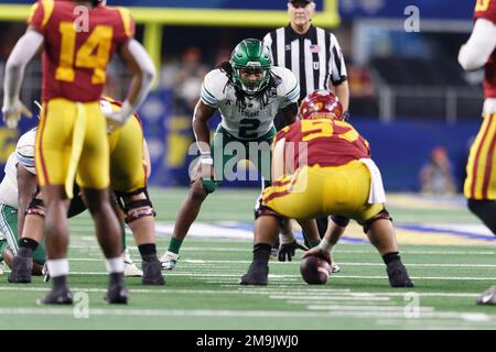 Der Linebacker Dorian Williams (2) von Tulane Green Wave blickt vor dem Snap im dritten Viertel des Südkalifornien-Trojanischen Hinterfeldes aufmerksam ins Hinterfeld Stockfoto