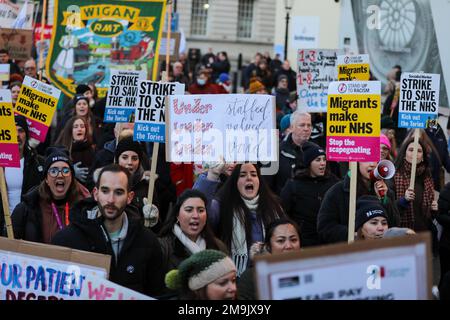 WHITEHALL, LONDON, 18. Januar 2023, streikende NHS-Krankenschwestern marschieren vom University College Hospital zur Downing Street, um gegen Bezahlung zu protestieren. Kredit: Lucy North/Alamy Live News Stockfoto