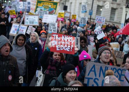 WHITEHALL, LONDON, 18. Januar 2023, streikende NHS-Krankenschwestern marschieren vom University College Hospital zur Downing Street, um gegen Bezahlung zu protestieren. Kredit: Lucy North/Alamy Live News Stockfoto