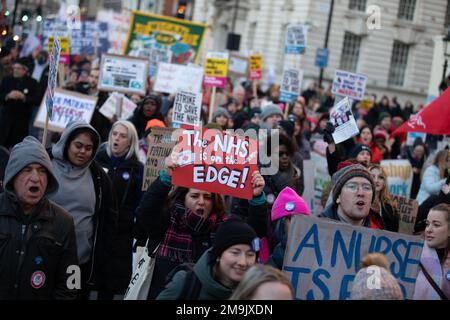 WHITEHALL, LONDON, 18. Januar 2023, streikende NHS-Krankenschwestern marschieren vom University College Hospital zur Downing Street, um gegen Bezahlung zu protestieren. Kredit: Lucy North/Alamy Live News Stockfoto