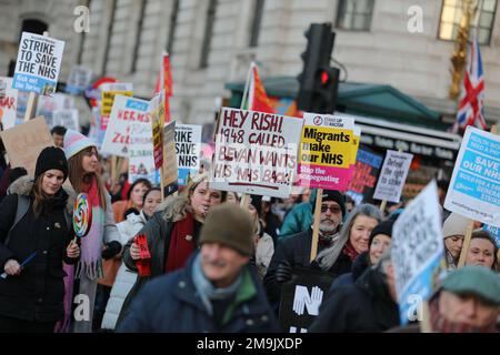 WHITEHALL, LONDON, 18. Januar 2023, streikende NHS-Krankenschwestern marschieren vom University College Hospital zur Downing Street, um gegen Bezahlung zu protestieren. Kredit: Lucy North/Alamy Live News Stockfoto