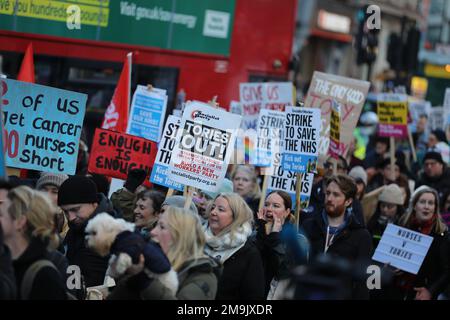 WHITEHALL, LONDON, 18. Januar 2023, streikende NHS-Krankenschwestern marschieren vom University College Hospital zur Downing Street, um gegen Bezahlung zu protestieren. Kredit: Lucy North/Alamy Live News Stockfoto