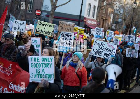 WHITEHALL, LONDON, 18. Januar 2023, streikende NHS-Krankenschwestern marschieren vom University College Hospital zur Downing Street, um gegen Bezahlung zu protestieren. Kredit: Lucy North/Alamy Live News Stockfoto