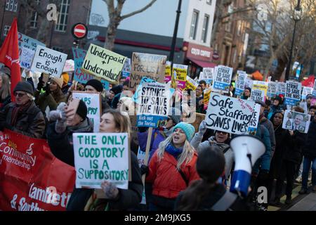 WHITEHALL, LONDON, 18. Januar 2023, streikende NHS-Krankenschwestern marschieren vom University College Hospital zur Downing Street, um gegen Bezahlung zu protestieren. Kredit: Lucy North/Alamy Live News Stockfoto