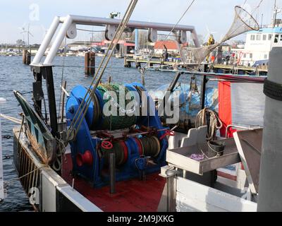 Eine Winde zum Einziehen des Schleppnetzes auf einem Fischschneider im Hafen von Burg, Fehmarn, Deutschland. Stockfoto