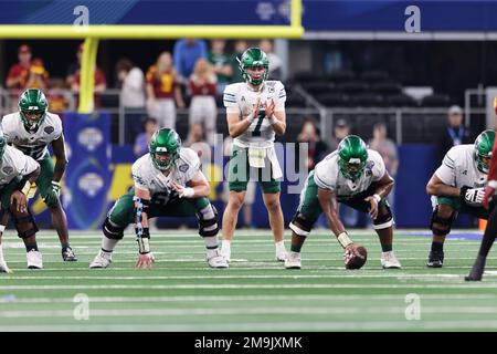 Tulane Green Wave Quarterback Michael Pratt (7) gibt Ende des vierten Quartals des Goodyear Cotton Bowl Classic 87. im AT&T Stadium den Ton an Stockfoto