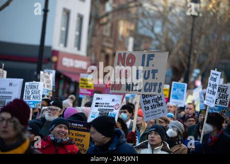 WHITEHALL, LONDON, 18. Januar 2023, streikende NHS-Krankenschwestern marschieren vom University College Hospital zur Downing Street, um gegen Bezahlung zu protestieren. Kredit: Lucy North/Alamy Live News Stockfoto