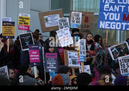 WHITEHALL, LONDON, 18. Januar 2023, streikende NHS-Krankenschwestern marschieren vom University College Hospital zur Downing Street, um gegen Bezahlung zu protestieren. Kredit: Lucy North/Alamy Live News Stockfoto