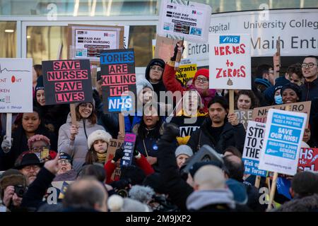 WHITEHALL, LONDON, 18. Januar 2023, streikende NHS-Krankenschwestern marschieren vom University College Hospital zur Downing Street, um gegen Bezahlung zu protestieren. Kredit: Lucy North/Alamy Live News Stockfoto