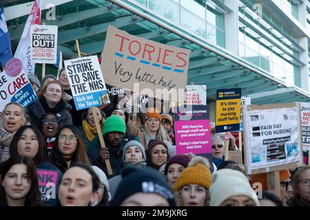 WHITEHALL, LONDON, 18. Januar 2023, streikende NHS-Krankenschwestern marschieren vom University College Hospital zur Downing Street, um gegen Bezahlung zu protestieren. Kredit: Lucy North/Alamy Live News Stockfoto