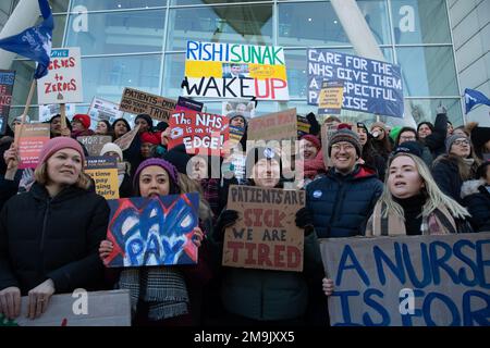 WHITEHALL, LONDON, 18. Januar 2023, streikende NHS-Krankenschwestern marschieren vom University College Hospital zur Downing Street, um gegen Bezahlung zu protestieren. Kredit: Lucy North/Alamy Live News Stockfoto