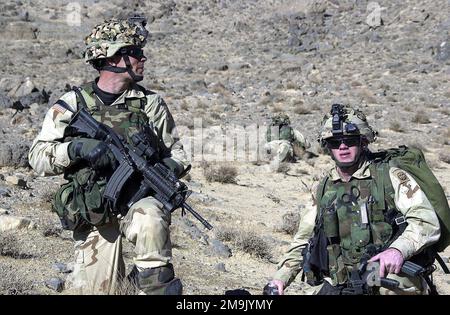 Bewaffnet mit 5,56mm M4 Carbine leitet STAFF Sergeant (SSG) Matthew Duesbery während einer Suche nach Taliban-Kämpfern seine Soldaten der Kompanie A, des 2. Bataillons, des 504. Parachute Infanterie-Regiments (PIR) zur Unterstützung DER DAUERHAFTEN FREIHEIT. Betrifft Operation/Serie: LAND DER DAUERHAFTEN FREIHEIT: Afghanistan (AFG) Stockfoto