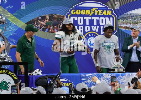 Tulane Green Wave Linebacker Dorian Williams (2) wurde nach dem Green Wave 46-45-Sieg im Goodyear Cotton Bow 87. zum Defensivspieler ernannt Stockfoto