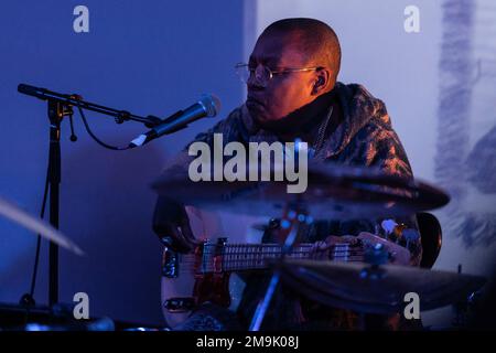 Meshell Ndegeocello, Bass tritt mit Samora Pinderhughes auf: Multimediapräsentation „Trauer und Prozess“ während des Winter JazzFest in Westbeth, präsentiert von The Kitchen in New York am 17. Januar 2023. Das Trauerprojekt wurde durch die Entfaltung der vielen intimen Schäden beeinflusst, die durch Masseninhaftierung und systemischen Rassismus und wie Menschen sich selbst und einander heilen. Samora Pinderhughes spielte Klavier und Stimme und arbeitete mit Joshua Crumbly am Bass zusammen, Jack DeBoe am Schlagzeug, Nia Drummond, Stimme, Elliott Skinner an Gitarre und Stimme, Jehbreal Muhammad Jackson, Stimme, Nio Levon, Stimme, Dani Murcia Stockfoto