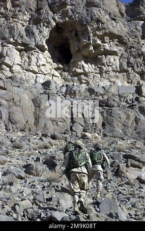 Ausgestattet mit einem Hydratationssystem, Abfangpanzer und bewaffnet mit 5,56mm M4 Karbinengewehren, STAFF Sergeant (SSG) Derek Dutcher und Sergeant (SGT) Robert Guest mit 'A' Kompanie, 2. Bataillon, 504. Parachute Infantry Regiment (PIR), White Devils, 82. Begeben Sie sich zu einem Höhleneingang in den Bergen der ADI Ghar, Afghanistan, um die Operation DAUERHAFTE FREIHEIT zu unterstützen. Betrifft Operation/Serie: LAND DER DAUERHAFTEN FREIHEIT: Afghanistan (AFG) Stockfoto