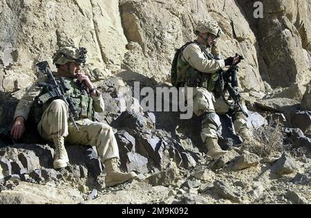 Bewaffnet mit 5,56mm M4 Karbinengewehren, STAFF Sergeant (SSG) Derek Dutcher und Sergeant (SGT) Robert Guest mit 'A' Company, 2. Bataillon, 504. Parachute Infantry Regiment (PIR), White Devils, 82. Airborne Division, ruht während eines Aufstiegs zu einem Ziel in den ADI Ghar Bergen, Afghanistan, zur Unterstützung der Operation DAUERHAFTE FREIHEIT. Betrifft Operation/Serie: LAND DER DAUERHAFTEN FREIHEIT: Afghanistan (AFG) Stockfoto