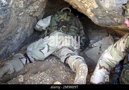 US Army (USA) Private First Class (PFC) Jason Ketchum kriecht in eine Höhle während der Suche nach den Taliban und ihrem Waffenlager im ADI Ghar-Gebirge in Afghanistan, um die Operation DAUERHAFTE FREIHEIT zu unterstützen. Betrifft Operation/Serie: LAND DER DAUERHAFTEN FREIHEIT: Afghanistan (AFG) Stockfoto