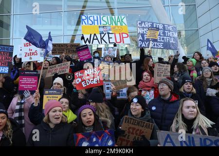 WHITEHALL, LONDON, 18. Januar 2023, streikende NHS-Krankenschwestern marschieren vom University College Hospital zur Downing Street, um gegen Bezahlung zu protestieren. Kredit: Lucy North/Alamy Live News Stockfoto