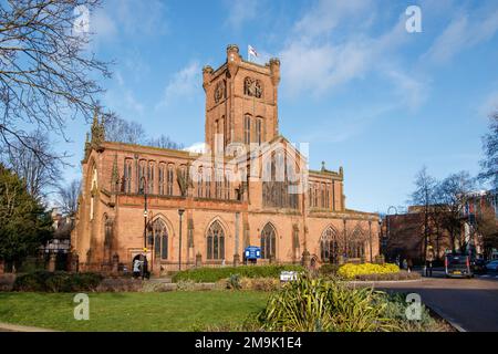 Die Collegiate and Parish Church of St John the Baptist ist eine englische Kirche im mittelalterlichen Bereich der Spon Street im Stadtzentrum von Coventry, West Midlands. Die Kirche ist ein denkmalgeschütztes Gebäude. Die Kirche befindet sich am Ende der historischen Spon Lane und im Zentrum der Stadt. Stockfoto