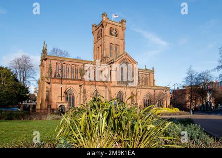 Die Collegiate and Parish Church of St John the Baptist ist eine englische Kirche im mittelalterlichen Bereich der Spon Street im Stadtzentrum von Coventry, West Midlands. Die Kirche ist ein denkmalgeschütztes Gebäude. Die Kirche befindet sich am Ende der historischen Spon Lane und im Zentrum der Stadt. Stockfoto