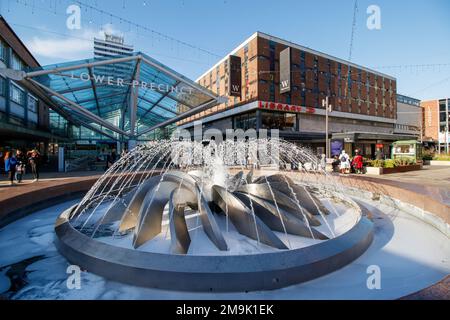 Der Springbrunnen im Smithford Way im Zentrum von Coventry zwischen dem oberen und unteren Bezirk. Die gesamte Anlage wurde für die Kulturstadt 2021 renoviert. Der Blick vom Brunnen auf das untere Viertel. Stockfoto