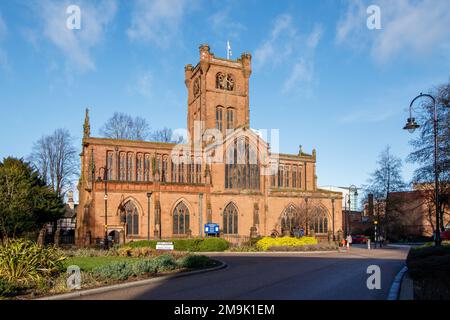 Die Collegiate and Parish Church of St John the Baptist ist eine englische Kirche im mittelalterlichen Bereich der Spon Street im Stadtzentrum von Coventry, West Midlands. Die Kirche ist ein denkmalgeschütztes Gebäude. Die Kirche befindet sich am Ende der historischen Spon Lane und im Zentrum der Stadt. Stockfoto