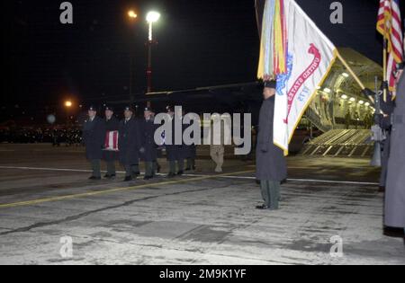 Eine Ehrengarde der US-Armee (USA) transportiert während einer Zeremonie der gefallenen Soldaten, die auf der Fluglinie am Luftwaffenstützpunkt Ramstein Deutschland durchgeführt wurde, mit einer Flagge bedeckte Transferkoffer von einem Flugzeug der US-Luftwaffe C-17A Globemaster III. Der Sarg verbirgt die Überreste eines US-Soldaten, der getötet wurde, als ein UH-60 Black Hawk-Hubschrauber vor Bagram, Afghanistan, abgestürzt ist, während er eine Routine-Trainingsmission flog. Stützpunkt: Luftwaffenstützpunkt Ramstein Bundesland Rheinland-Pfalz Land: Deutschland / Deutschland (DEU) Stockfoto
