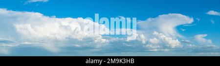 Cumulonimbuswolken und blauer Himmel Stockfoto