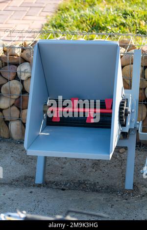 Manueller Traubenbrecher. Traubenzerkleinerer zum Verkauf auf einer Weinmesse in Moldau im November, selektiver Fokus, geringe Feldtiefe. Traditionelle Technologie für Stockfoto