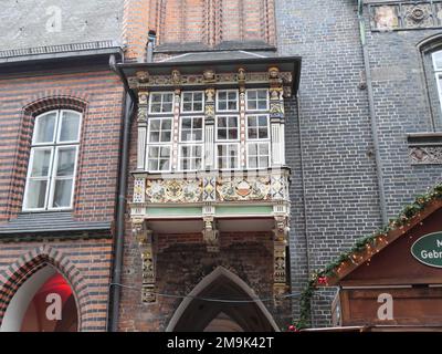 Detail eines Erkerfensters mit Engeln an der Fassade eines historischen Barockhauses in der Hansestadt Lübeck Stockfoto