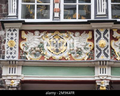 Detail eines Erkerfensters mit Engeln an der Fassade eines historischen Barockhauses in der Hansestadt Lübeck Stockfoto