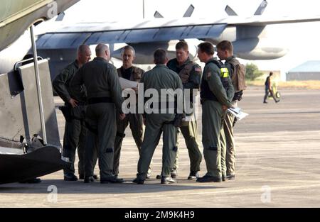 US Air Force (USAF) MC-130H Combat Talon II Besatzungsmitglieder, die der 1. Sondereinsatzstaffel (SOS) zugeteilt sind, führen vor einer Abwurfmission auf der Clark Air Base (ab), Philippinen, während der gemeinsamen Übung BALANCED PISTON 03-05 eine Vorbesprechung durch. Ziel dieser Übung ist es, die Interoperabilität und taktische Kompetenz der Streitkräfte des US-Militärs und der Republik Philippinen zu verbessern. Stützpunkt: Clark Air Base Staat: Luzon Country: Philippinen (PHL) Stockfoto