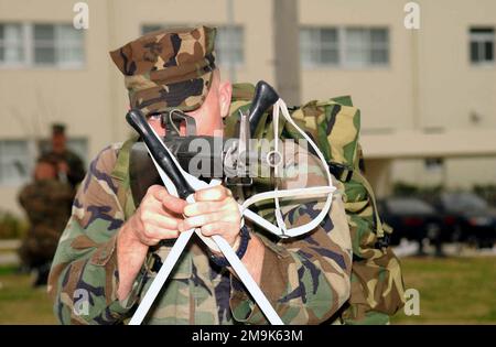 Bewaffnet mit einem Colt 5,56mm M16A2-Gewehr, bietet der Corporal (CPL) des US Marine Corps (USMC) Mike Hayden, ein Schütze des 2. Bataillons, 3. Marines, eine Sicherheitsstellung für sein Patrouillenteam während eines Kurses bei extrem kaltem Wetter. Basis: Marinekorps-Basis, Camp Hansen Bundesstaat: Okinawa Land: Japan (JPN) Stockfoto