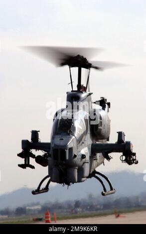 Ein Hubschrauber des US Marine Corps (USMC) AH-1W Super Cobra, der dem Marine Light Attack Helicopter Squadron 169 (HMLA-169) zugeteilt wurde, landet während der Operation DAUERHAFTE FREIHEIT auf dem Luftwaffenstützpunkt March (ARB), Kalifornien. Betreff Betrieb/Serie: DAUERFREIHEITSBASIS: März Luftrettenstützpunkt Bundesstaat: Kalifornien (CA) Land: Vereinigte Staaten von Amerika (USA) Stockfoto