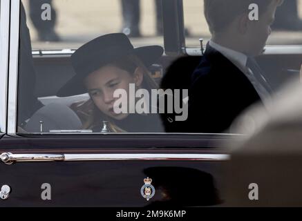 Prinz George und Prinzessin Charlotte, reisten im königlichen Auto mit ihrer Mutter Prinzessin von Wales, und Camilla, nach der Beerdigung der Königin. Stockfoto