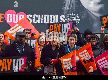 London, Großbritannien. 18. Januar 2023 Mary Bousted, gemeinsame Generalsekretärin der Nationalen Bildungsunion, startet die Kampagne „Pay Up, Save Our Schools“ im Zentrum von London vor dem Streik der Lehrer am 1. Februar. Kredit: Vuk Valcic/Alamy Live News Stockfoto