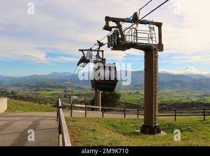 Seilbahn an einem windigen Tag Cabarceno Naturpark Penagos Cantabria Spanien Stockfoto