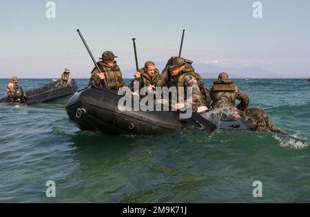 US Marine Corps (USMC) Marines vom 3. Bataillon (BN) 8. Marines (MAR) (3/8) im Unit Deployment Program (UDP), Marine Corps Base (MCB) Camp Lejeune, North Carolina (NC), üben Notfallübungen in und aus Zodiac Angriffsfahrzeugen. Die Ausbildung auf der Marinebasis Ternate ist Teil der MARINE INTEROPERABILITY ÜBUNG (MIX), einer bilateralen Übung, an der die US-Marines aus dem Jahr 3/8 und das Philippine Marine Corps (PMC) beteiligt sind. Basis: Marinekorps-Basis, Staat Ternate: Provinz Cavite Land: Philippinen (PHL) Stockfoto